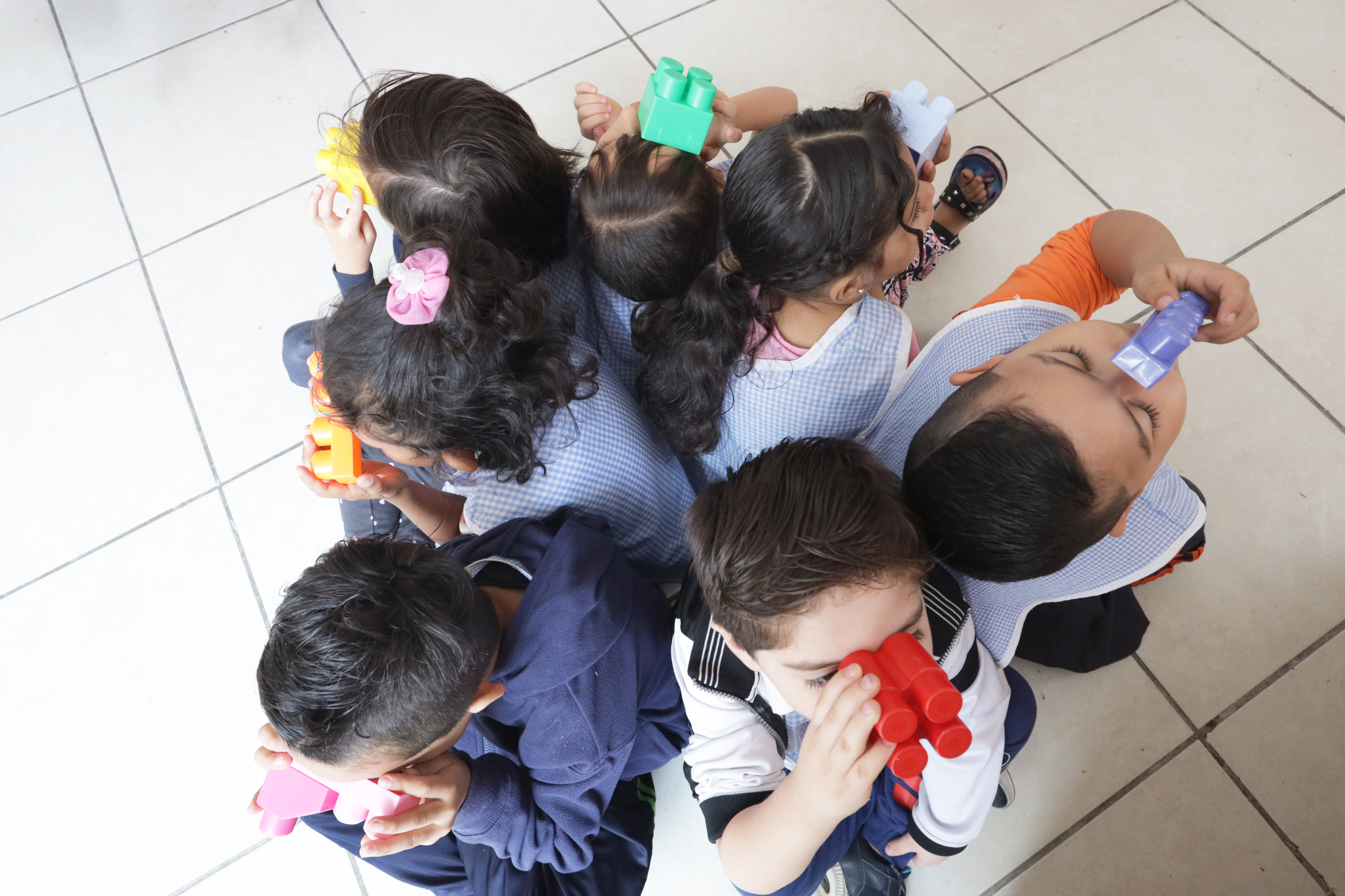 Niñas y niños en actividad alimentaria