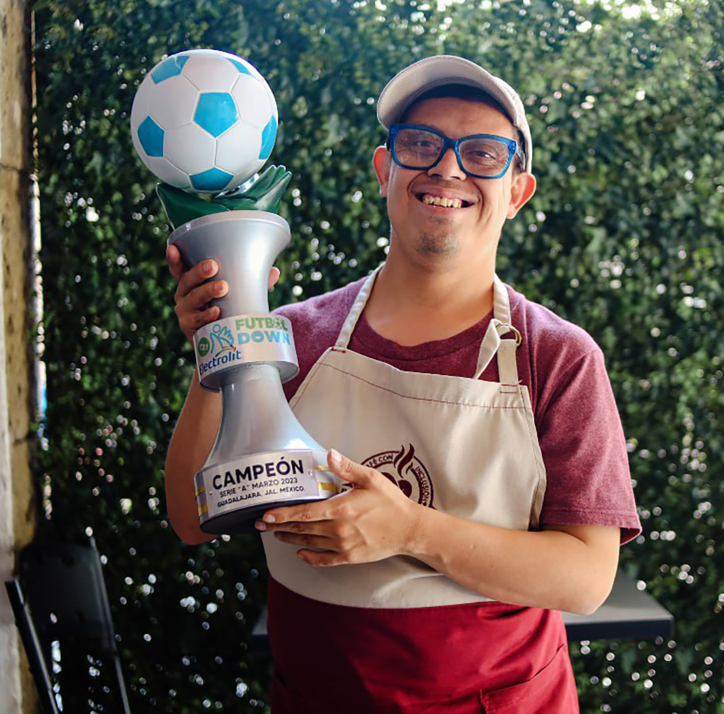 Persona con trofeo deportivo