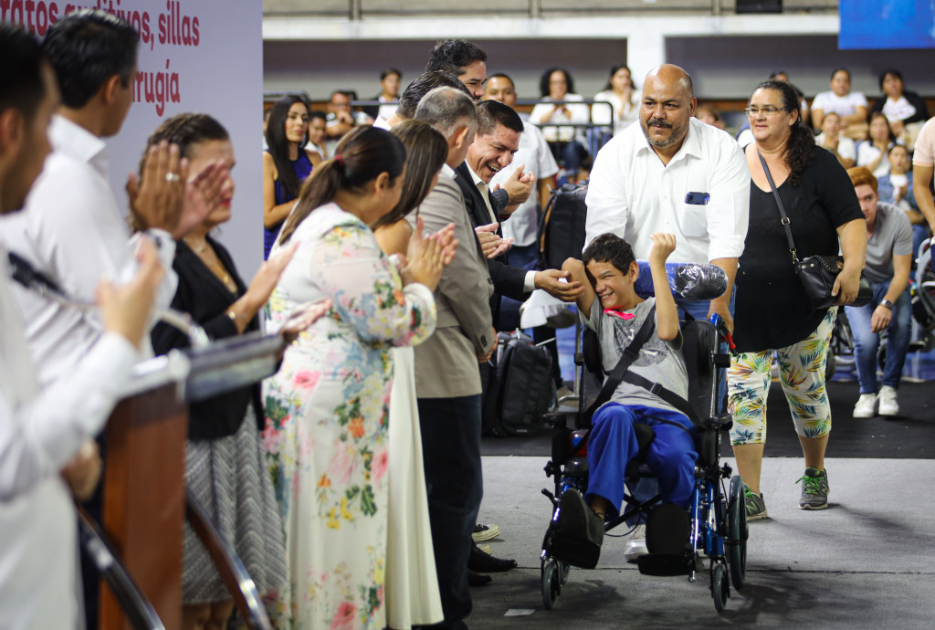 Autoridades entregan silla de ruedas a familia con hijo con pci