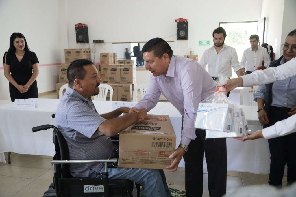 Director General entrega apoyos a beneficiario en silla de ruedas