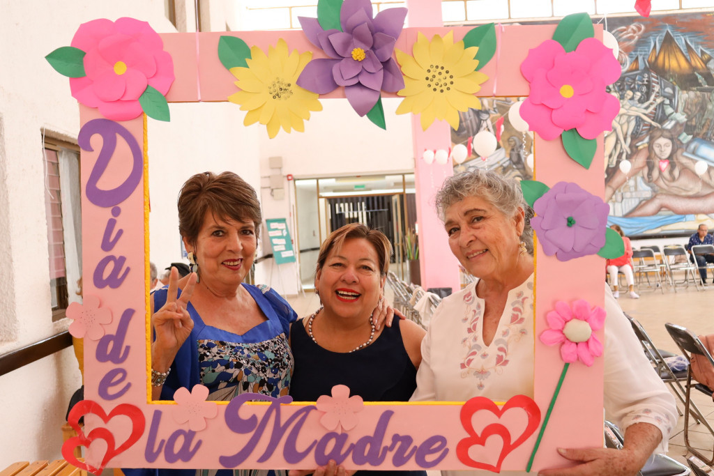 En nuestros centros de atención para personas adultas mayores realizamos actividades para celebrar el Día de las Madres.