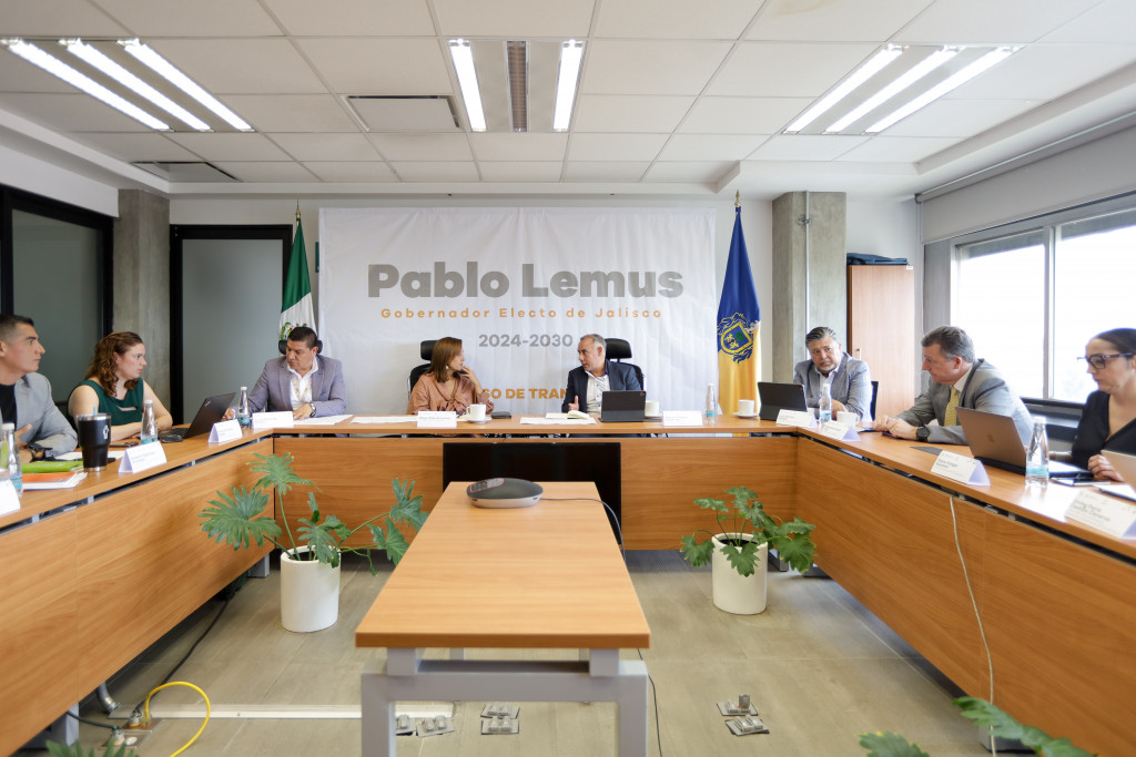 Autoridades dialogan en la mesa de trabajo