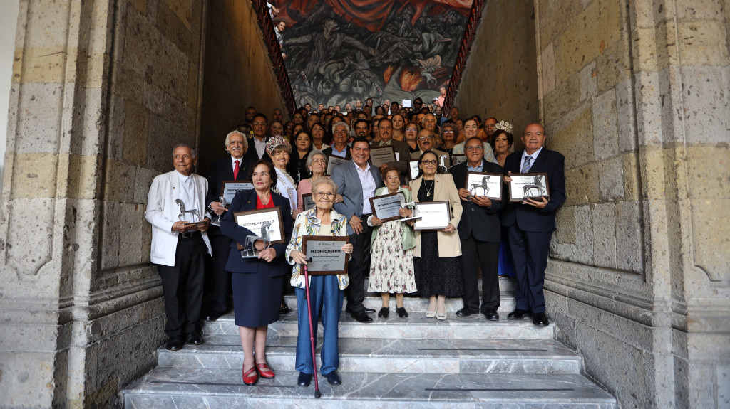 Foto oficial Galardonados y familiares  en la escalera del Palacio de gobierno