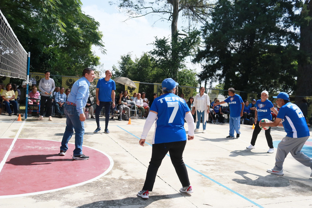 Director general juega cachibol con equipo  de personas adultas mayores