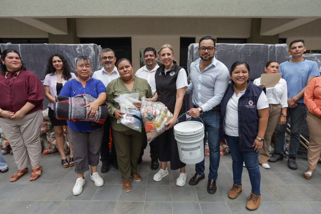 Foto oficial entrega de insumos a autoridades municipales