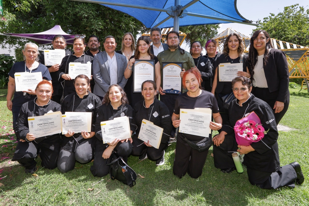 Foto oficial de Autoridades con grupo de graduados del equipo de Ayuda Humanitaria de DIF Jalisco