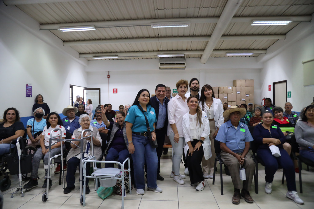 Foto oficial de autoridades y beneficiarios, al frente se observan algunos apoyos funcionales