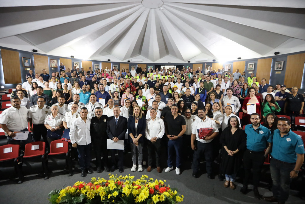 Foto oficial autoridades y colaboradores