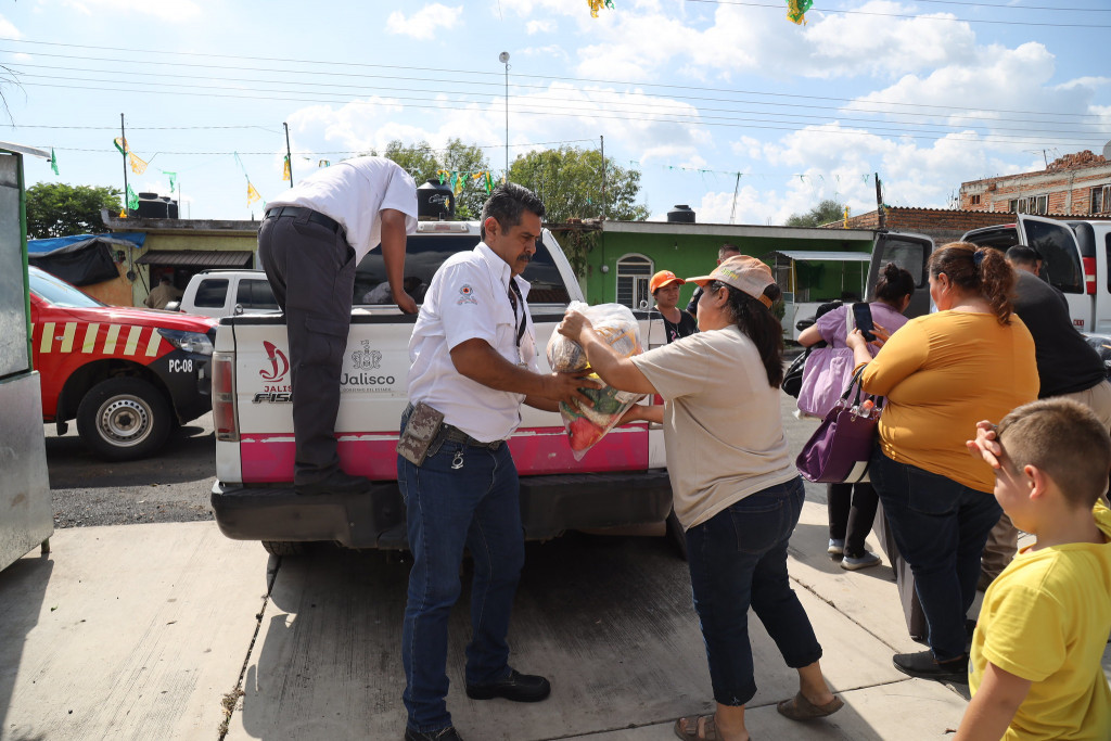 Entregamos apoyos a familias afectadas por inundación en Zapotlán del Rey.