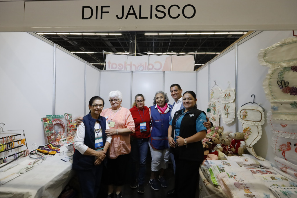 Stand de DIF Jalisco con autoridades y personas adultas mayores emprenderas