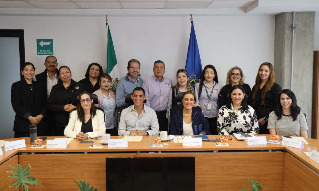 Foto oficial con autoridades y firecores de Bancos de Alimentos