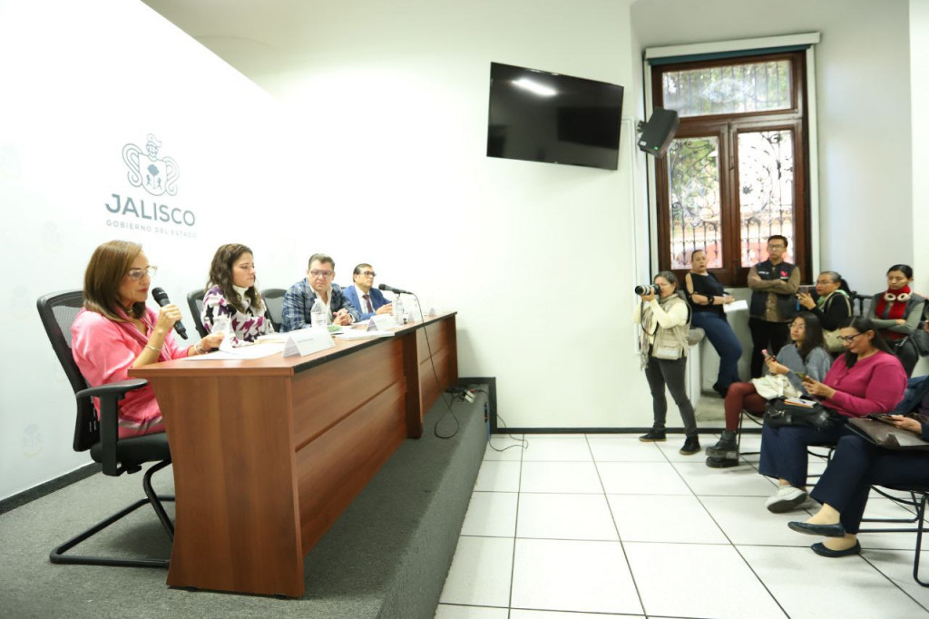 pdta Maye Villa Junto a presidium expone ante las y los reporteros