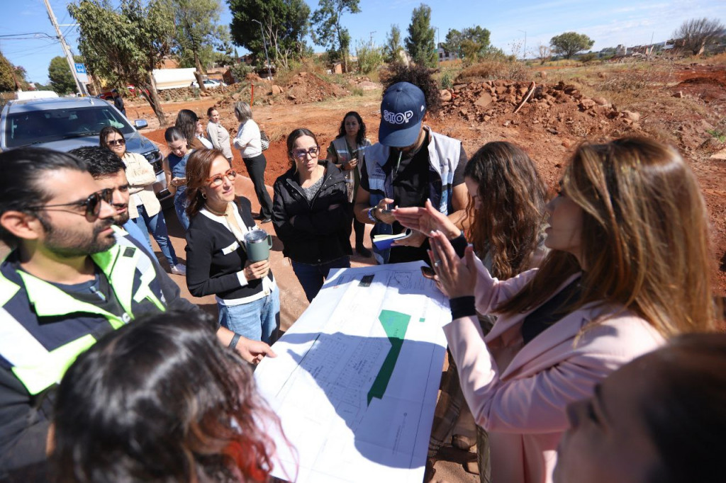 Autoridades revisando un plano