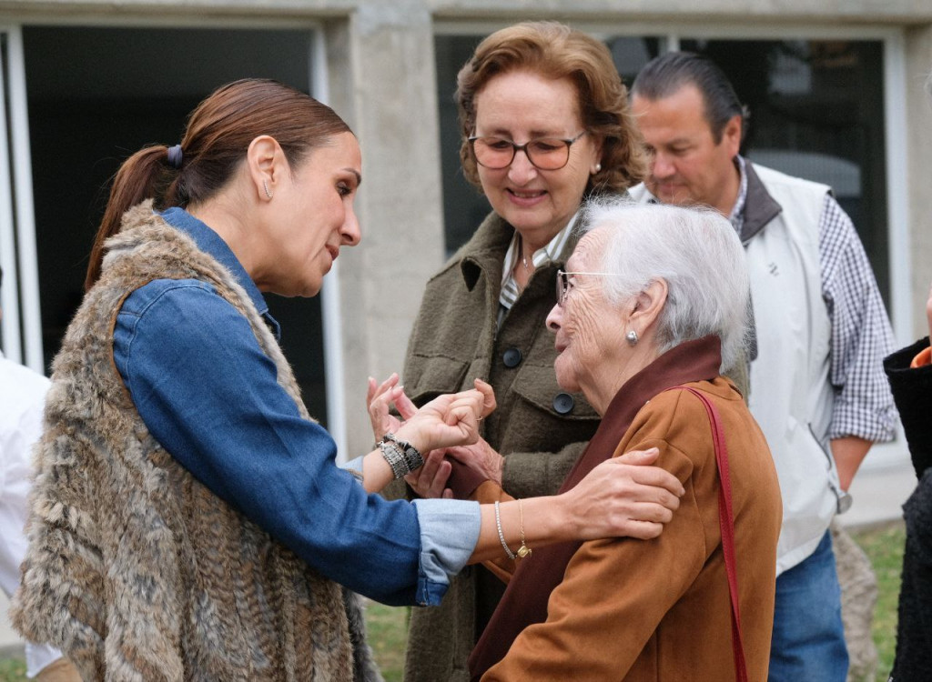 pdta. Maye  Villa saluda a una persona adulta mayor