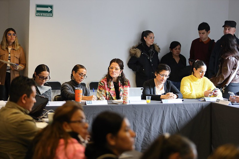 Autoridades reunidas en mesa de diálogo