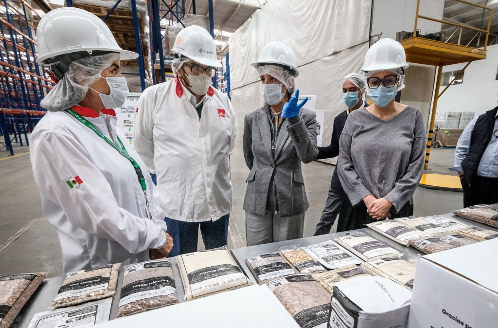 La Presidenta de DIF Jalisco, Maye Villa y la Directora, Diana Vargas, conociendo los productos que realiza la empresa Gran Vita