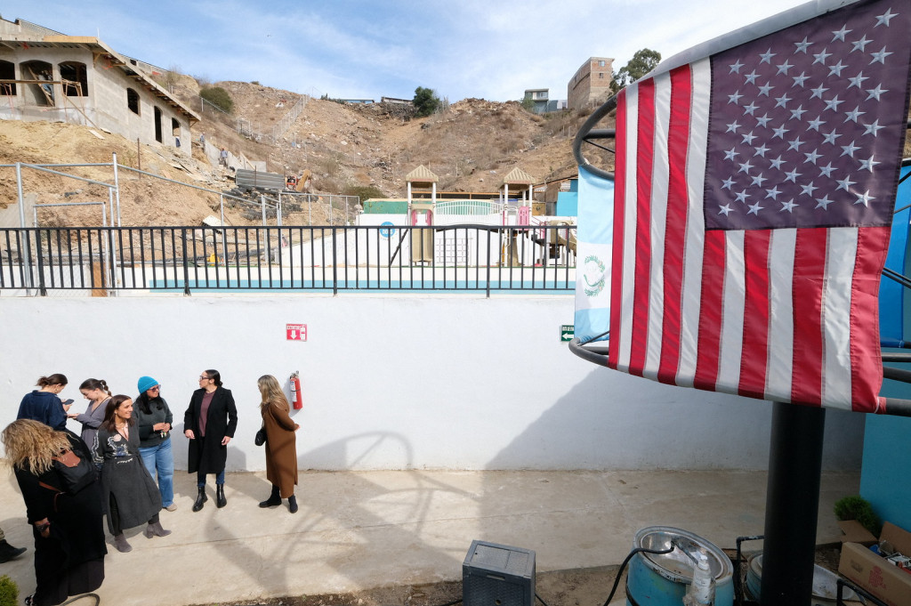 Autoridades realizan recorrido al interior de un albergue en Tijuana