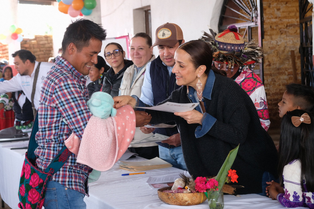 La Presidenta del Sistema DIF Jalisco, Maye Villa de Lemus, encabezó la Brigada por Jalisco en el Municipio de Mezquitic.