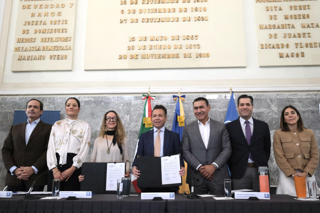 integrantes del presidium junto al gobernador  en la foto oficial mostrando la carta intención firmada