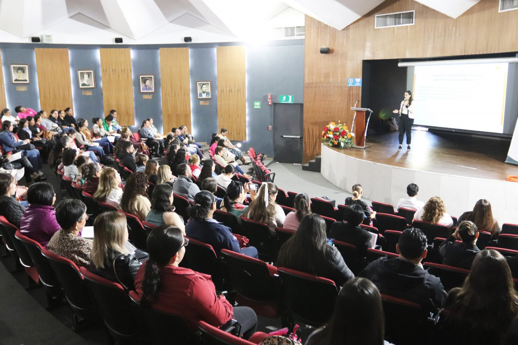 ponente explica ante asistentes en el auditorio