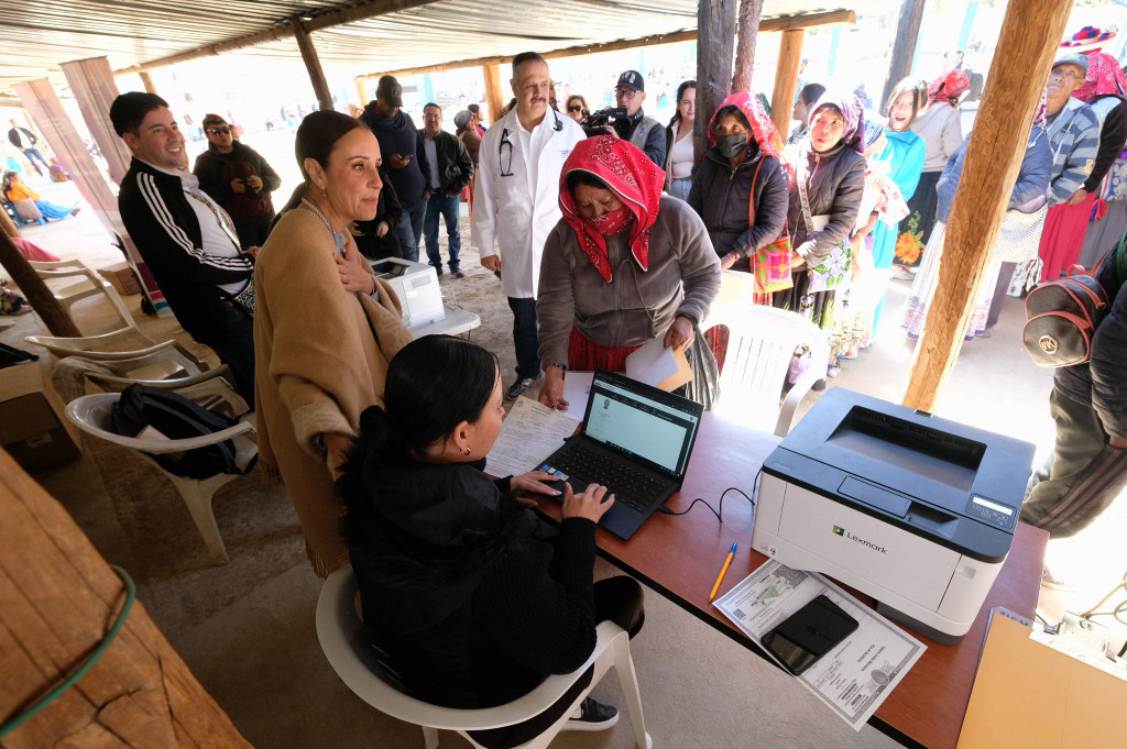Presidenta Maye Villa supervisa expedición de actas de nacimiento