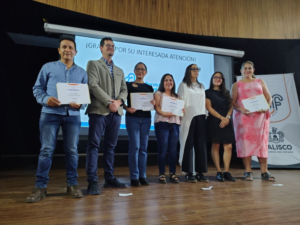 Autoridades del DIF Jalisco con integrantes de la Red mostrando su Constancia de actualización 2024