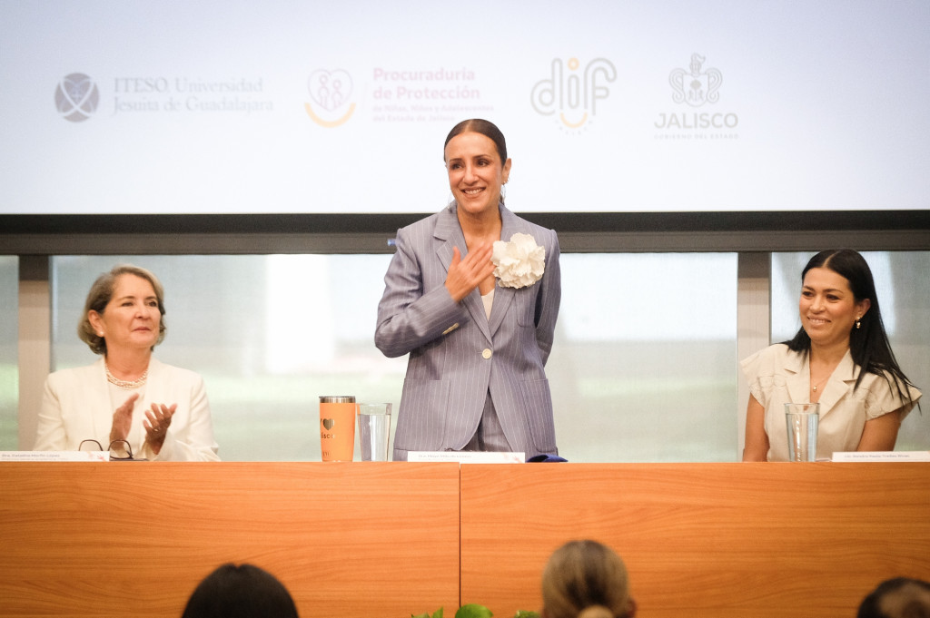 Presidenta Maye Villa en presidium junto a Procuradora Sandra Trelles Rivas y Directora Académica de ITESO Catalina Morfín López.