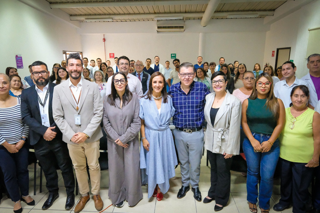 Foto oficial con autoridades y asistentes a la capacitación