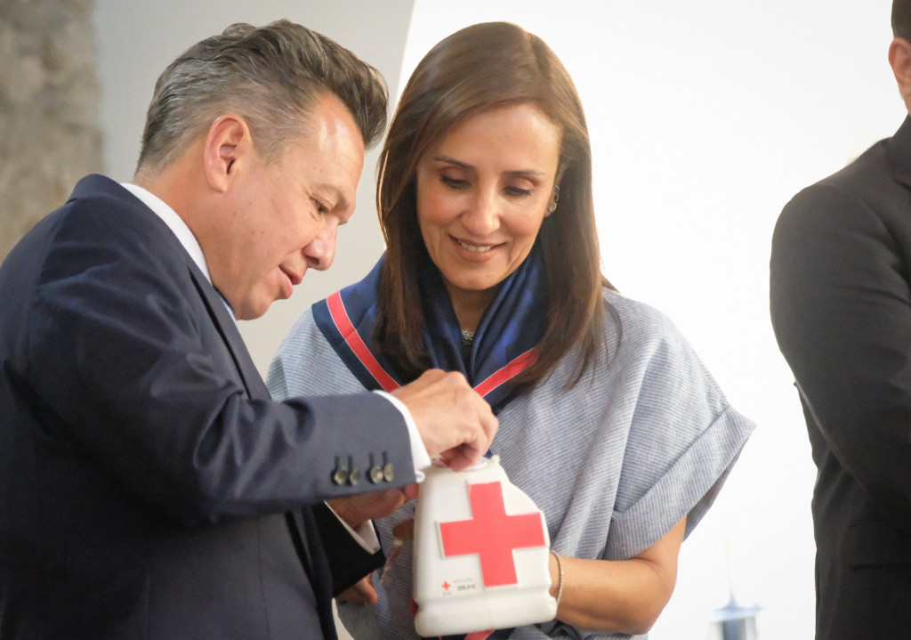 Gobernador Pablo Lemus realiza donativo a alcancía sujetada por Maye Villa pdta. de DIF Jalisco