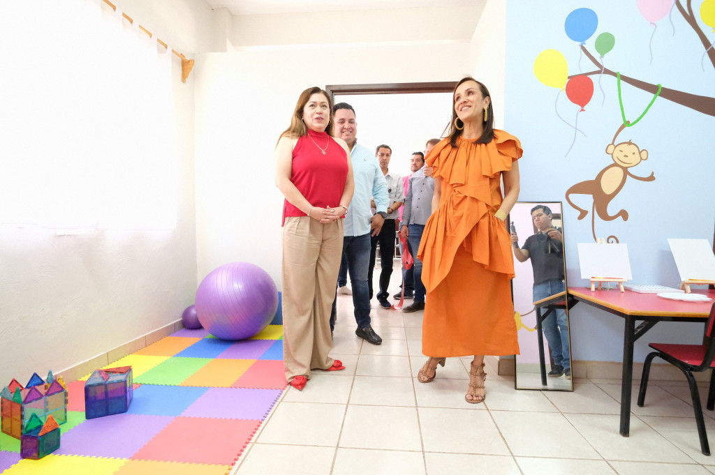 Maye Villa y Directora de DIF Tequila recorren la sala