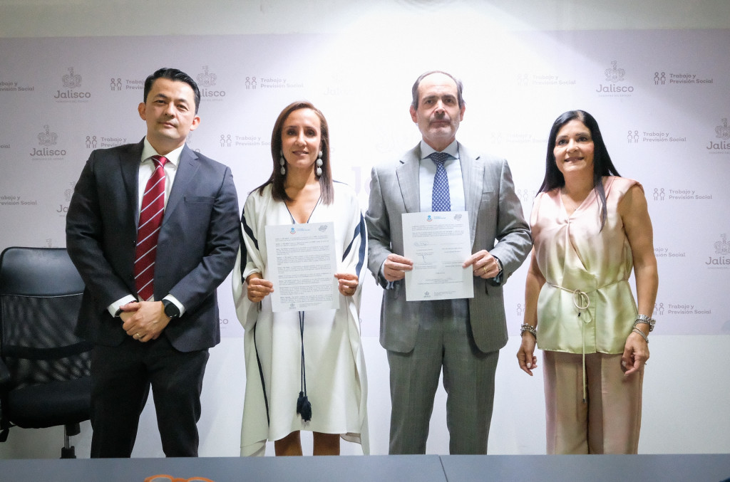 Presidenta Maye Villa y Srio. del Trabajo Ricardo Barbosa muestran la firma del convenio