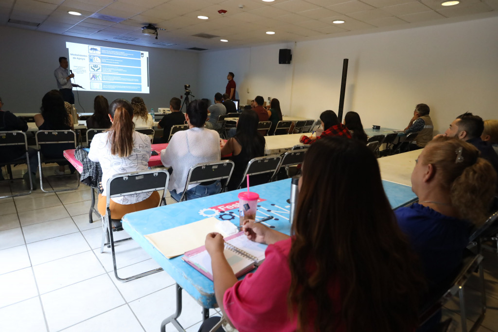 asistentes a la capacitación sentados al fondo se observa León Gerardo Silva Contreras, Director de Ayuda Humanitaria en el DIF estatal