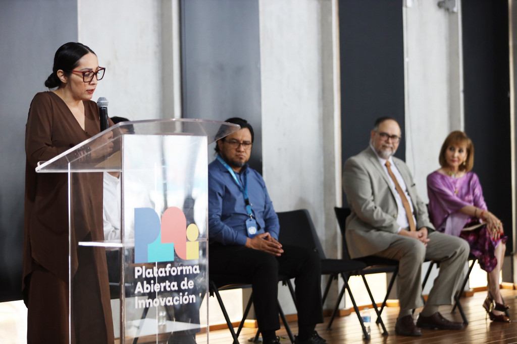 Diana Vargas habla en presidium