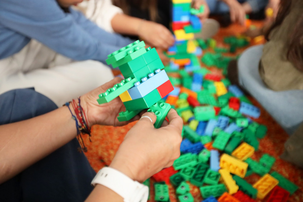Participantes del taller de formación a formadores “Play Boxes” construyendo con las fichas de LEGO
