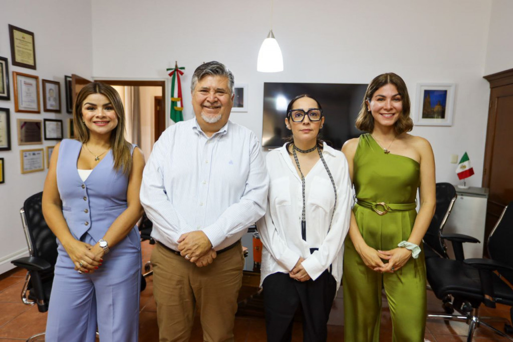 Diana Vargas, junto al Secretario de Hacienda, y las Diputadas Mónica Magaña y Gabriela Cárdenas