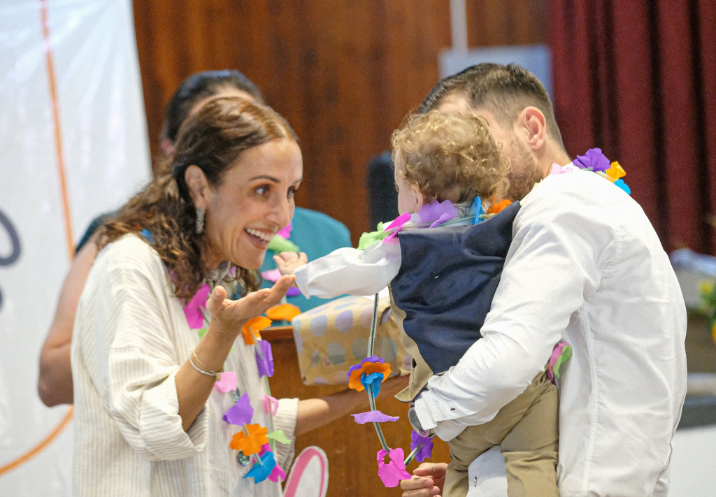 Maye Villa de Lemus, Presidenta de DIF Jalisco con un pequeño que está en proceso de adopción