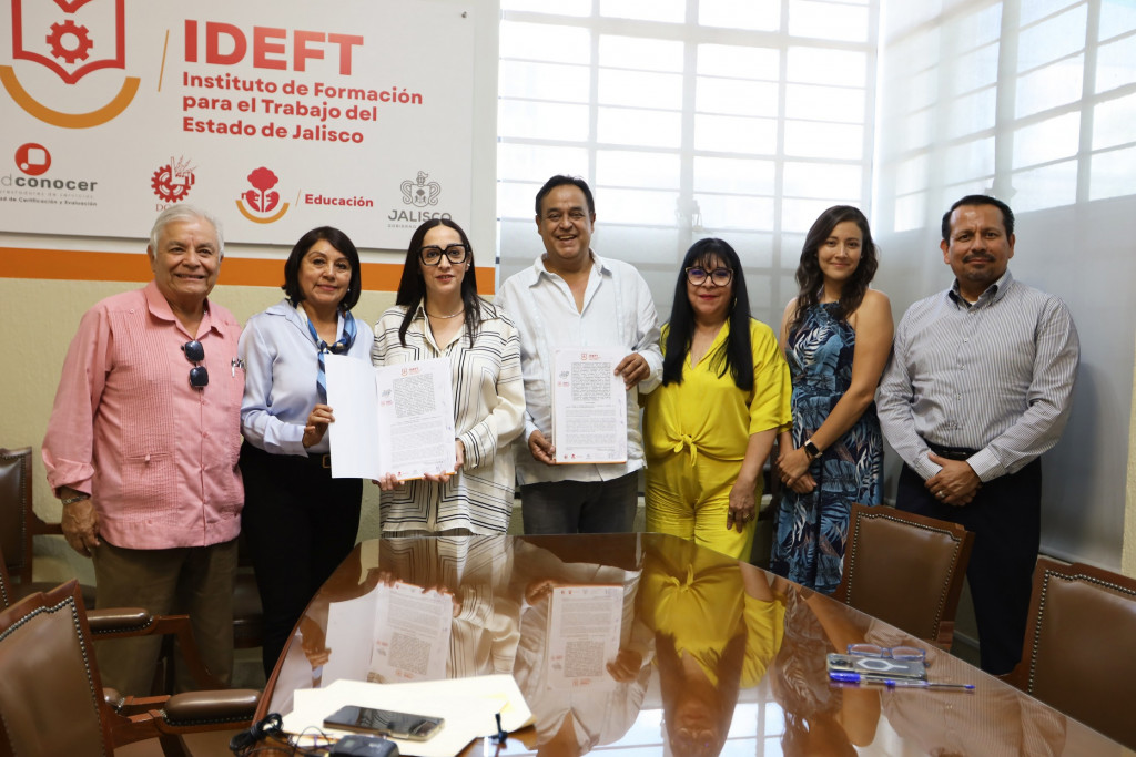 Autoridades de DIF Jalisco y del  IDEFT en la firma de convenio de colaboración para profesionalizar la atención a personas mayores