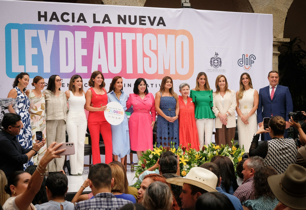 Foto oficial de autoridades frente a asistentes al evento
