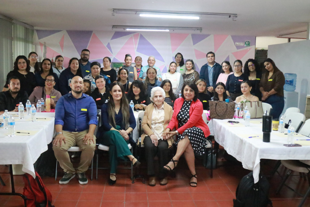 Foto oficial de autoridades y estdudiantes