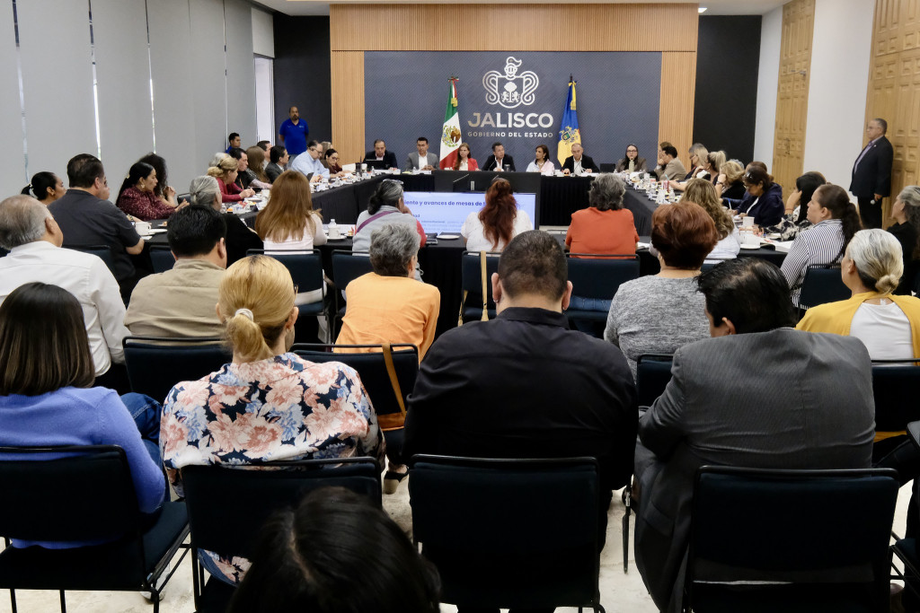 Autoridades y representantes de colectivos en mesa de trabajo