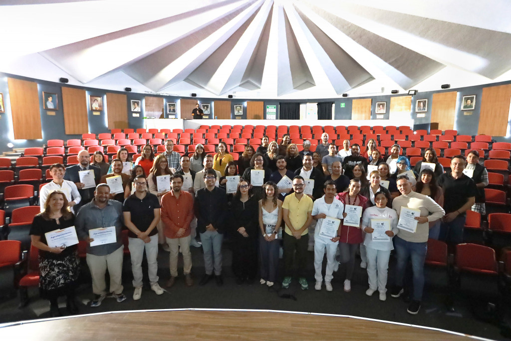 Foto oficial de autoridades con personal capacitado portando su constancia en mano