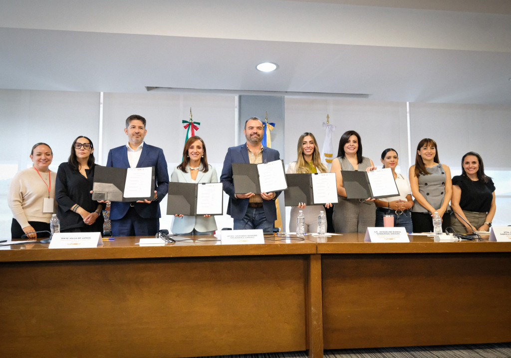 Autodidades mostrando la firma de la carta compromiso