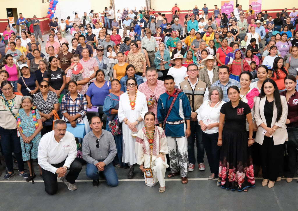 Foto oficial de autoridades y habitantes