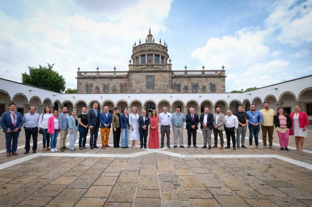 Foto oficial de Autoridades y representantes de Asociaciones integrantes del Comité en el patio mayor del Museo Cabañas, al fondo se observa la capilla central con la emblemática cúpula