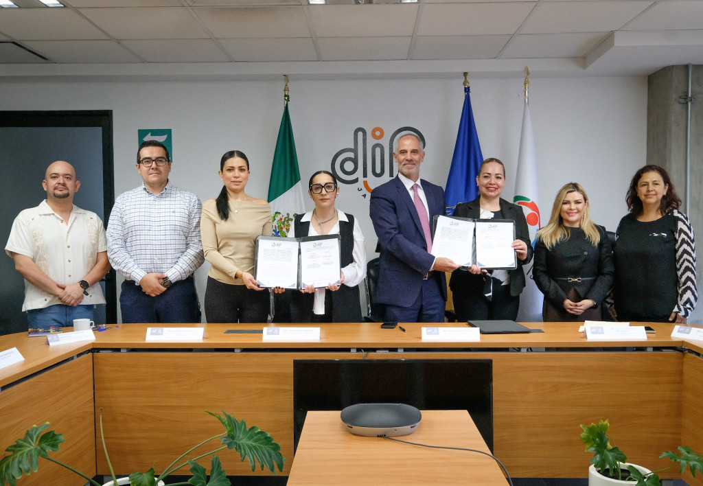 Foto oficial de autoridades de pie, mostrando el convenio