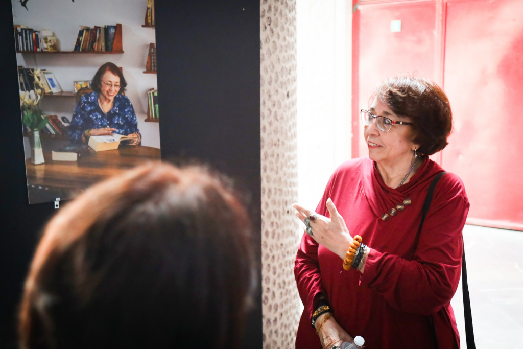 María del Rosario “Chayito”, residente de la Casa Hogar para Mujeres mostrando el cuadro del que fue modelo para la exposición fotográfica “Expansivas: Retratos de una Plenitud Vital”