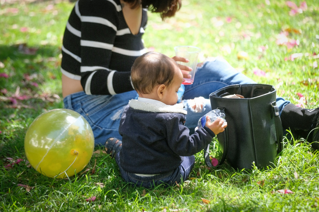 Una de las asistentes de la Semana Mundial de la Lactancia Materna y su bebé disfrutando un momento de sano esparcimiento