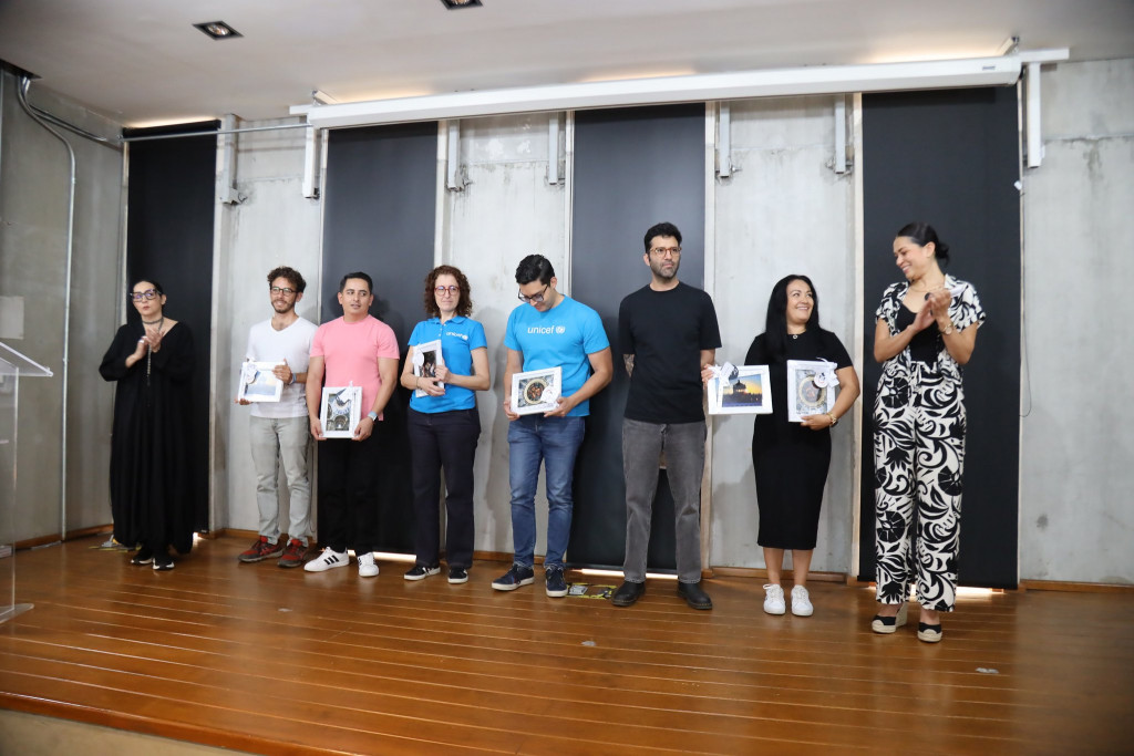 Directora Diana Vargas y Procuradora Sandra Trelles  junto a capacitadores de UNICEF que sostienen un cuadro con fotografía emblemática de Jalisco.