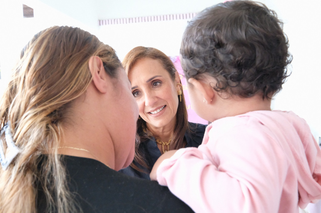 Maye Villa de Lemus, Presidenta de DIF Jalisco entregando insumos a grupos de desarrollo comunitario en San Diego de Alejandría