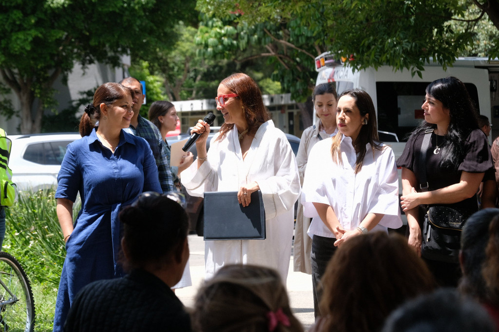Maye Villa habla frente a familiarea de personas desaparecidas